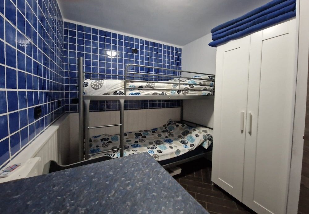 2-Bed Apt Sleeps 4 Steps out on to the Pool 2