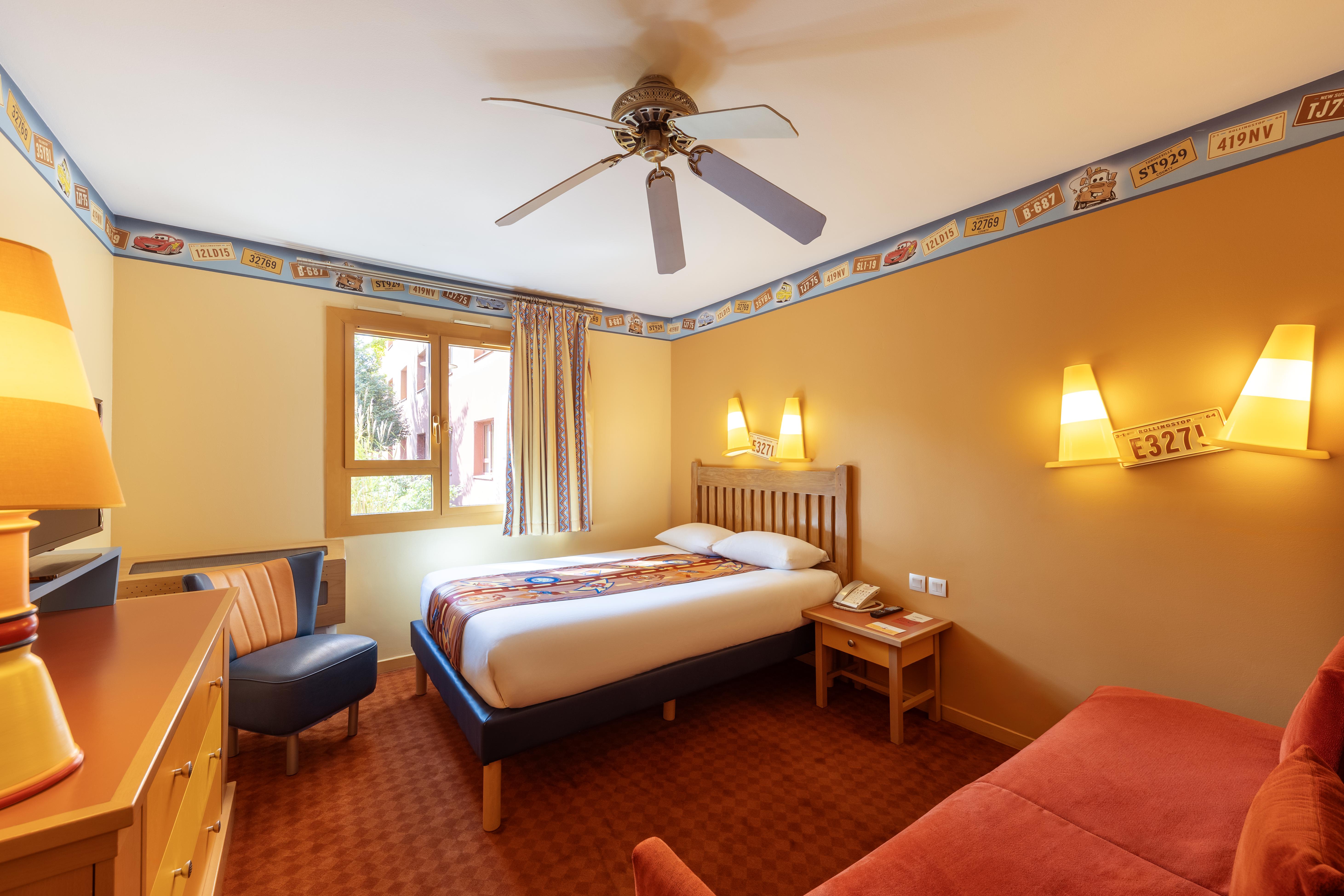 Disney Hotel Santa Fe + Tickets 2