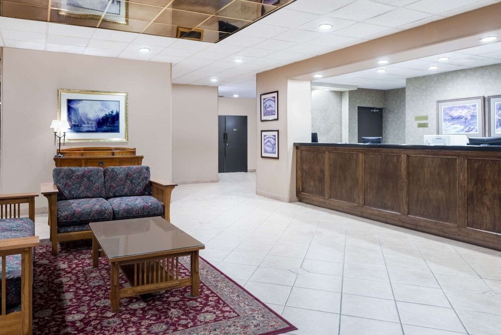Ramada by Wyndham Watertown Thousand 2