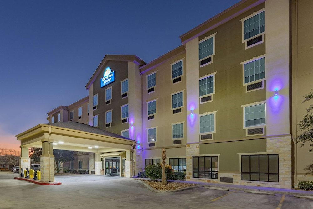 Days Inn & Suites by Wyndham San Antonio near Frost Bank Center 1