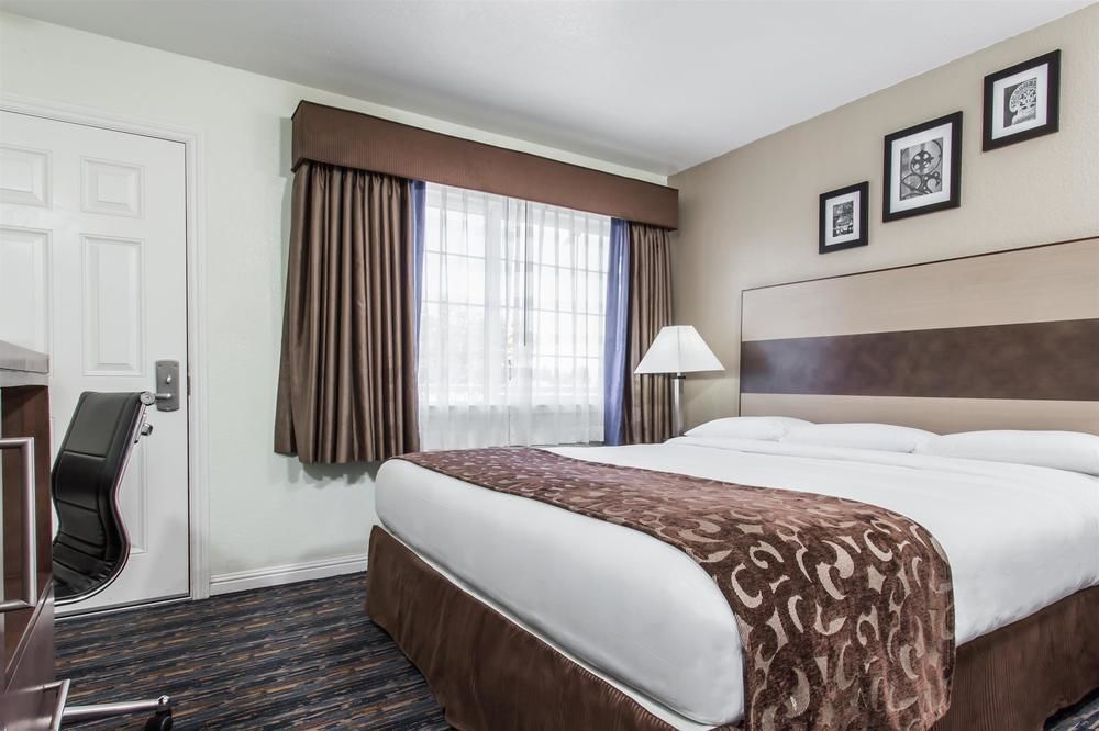 Howard Johnson by Wyndham Berkeley 2