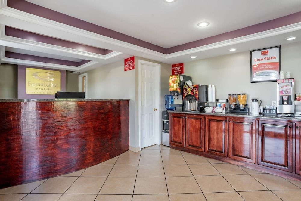 Econo Lodge Inn & Suites Evergreen 2