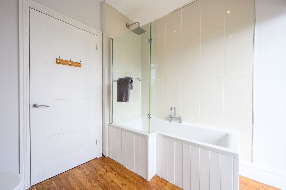 Stunning sea views - Barry's Retreat by Tŷ SA 1