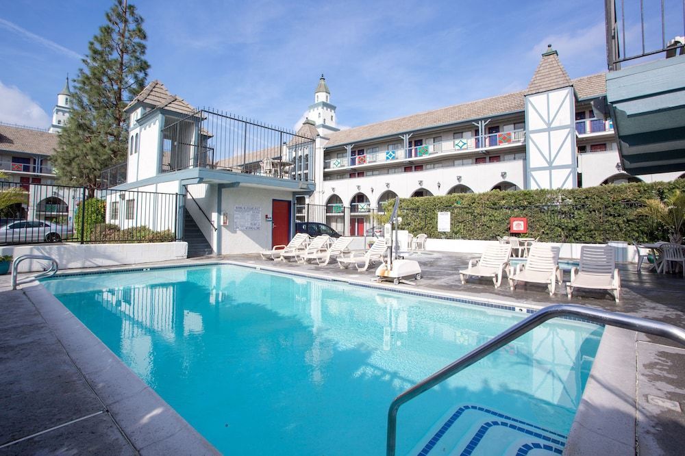 Castle Inn and Suites Anaheim 1