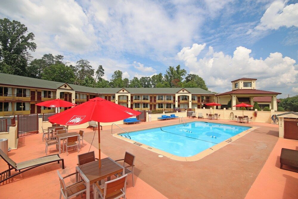 Americas Best Value Inn Pilot Mountain 1