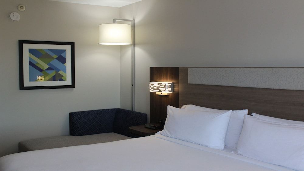Holiday Inn Express & Suites WILSON-DOWNTOWN by IHG 2