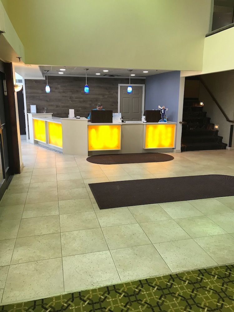 Days Inn & Suites by Wyndham Rochester Hills MI 1