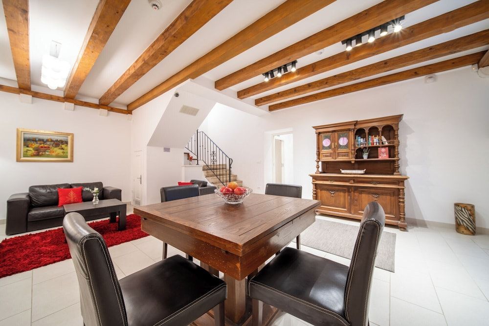 Celenga Apartments with free offsite parking 2