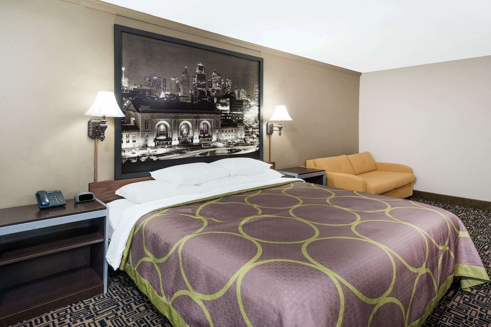 Super 8 by Wyndham Warrensburg 2