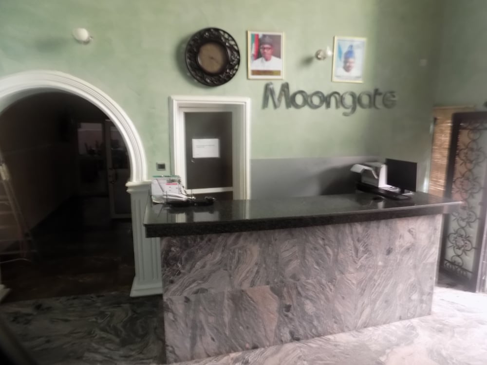 Moongate Hotel and Suites 2