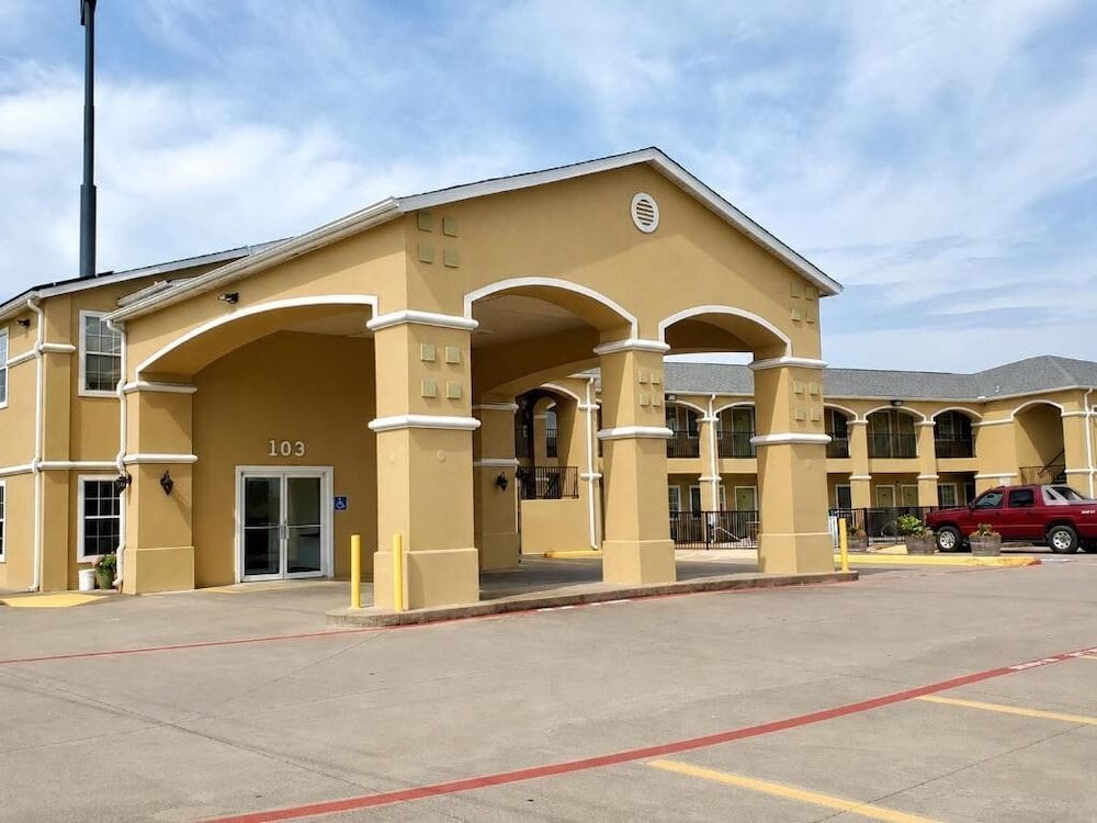 Scottish Inns & Suites Forney 1
