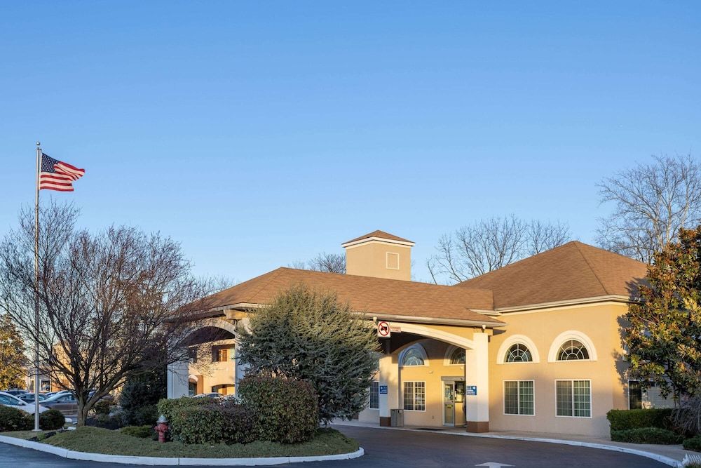 Days Inn & Suites by Wyndham Cherry Hill - Philadelphia 1