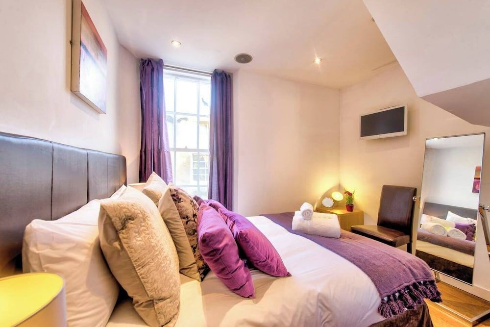 JOIVY Quiet Mews Street Apartment in the Heart of Edinburgh 2