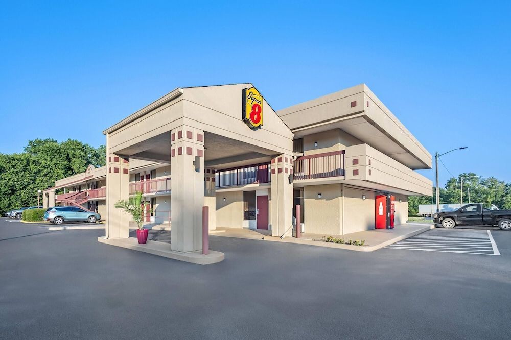 Super 8 by Wyndham Commerce 1