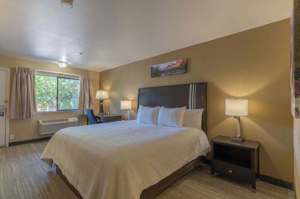 The Oakhurst Inn at Yosemite 1