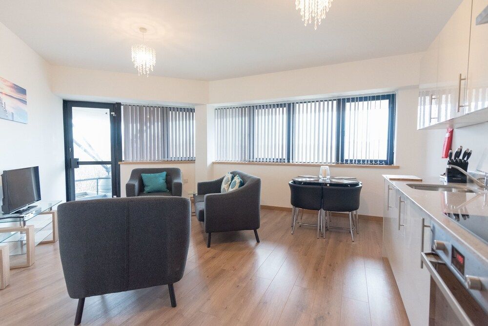 Comfortable 2BR Swindon Long Stay 1