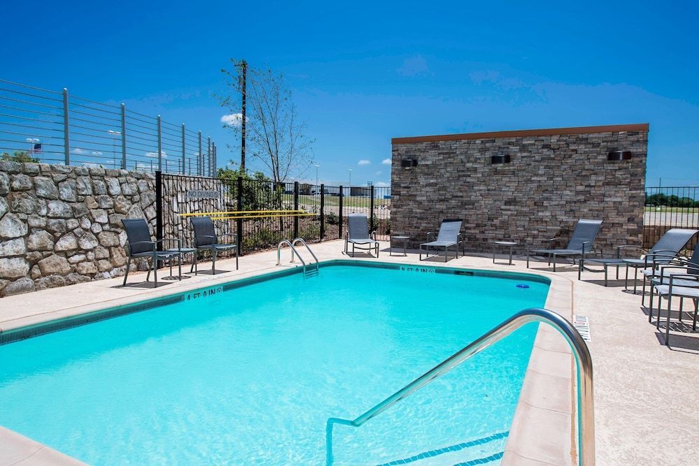 Fairfield Inn & Suites by Marriott Dallas Waxahachie 1