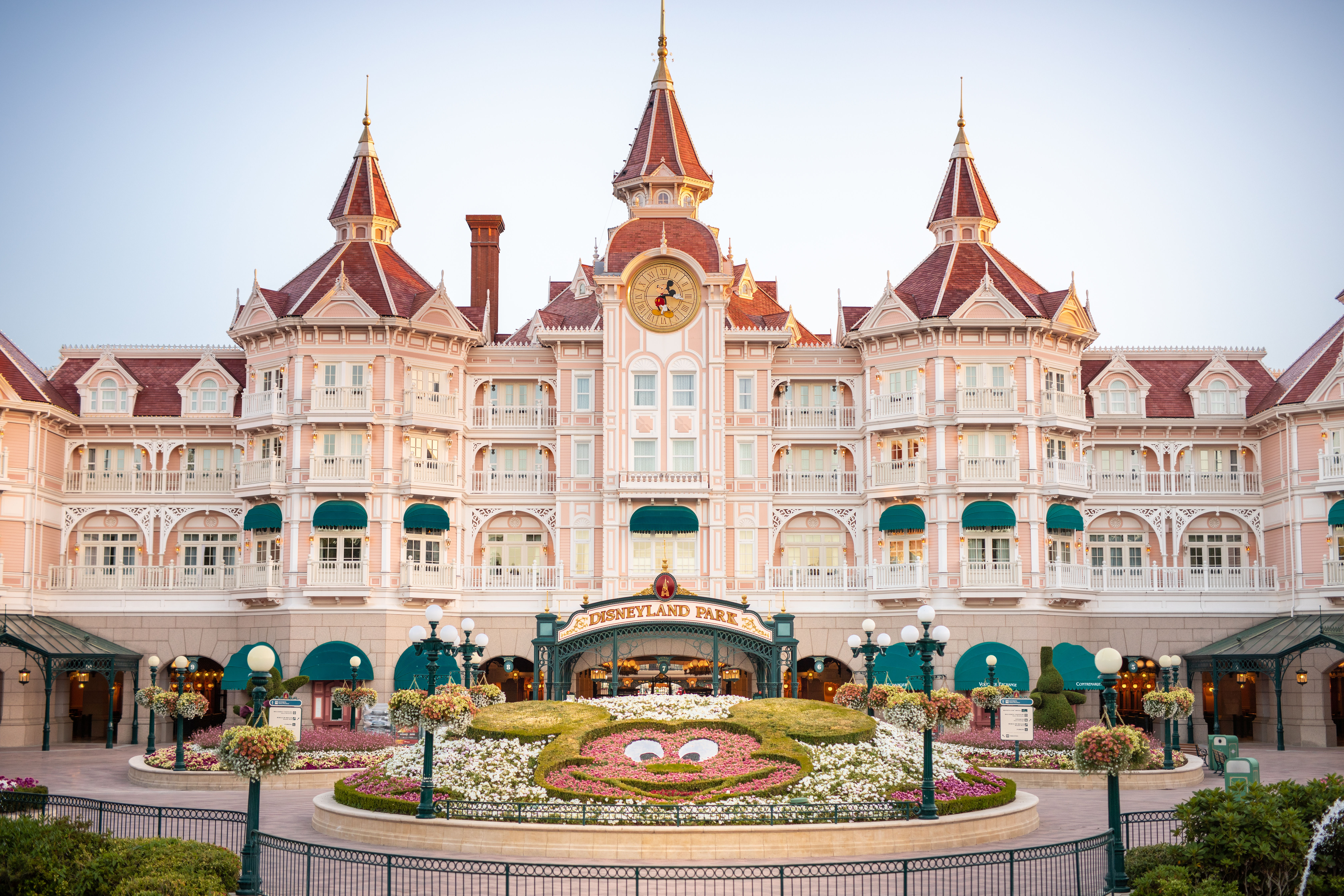 Disneyland Hotel + Tickets 1