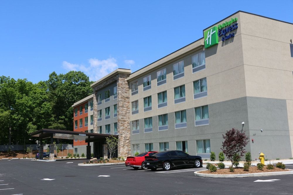 Holiday Inn Express & Suites HENDERSONVILLE SE - FLAT ROCK by IHG 1