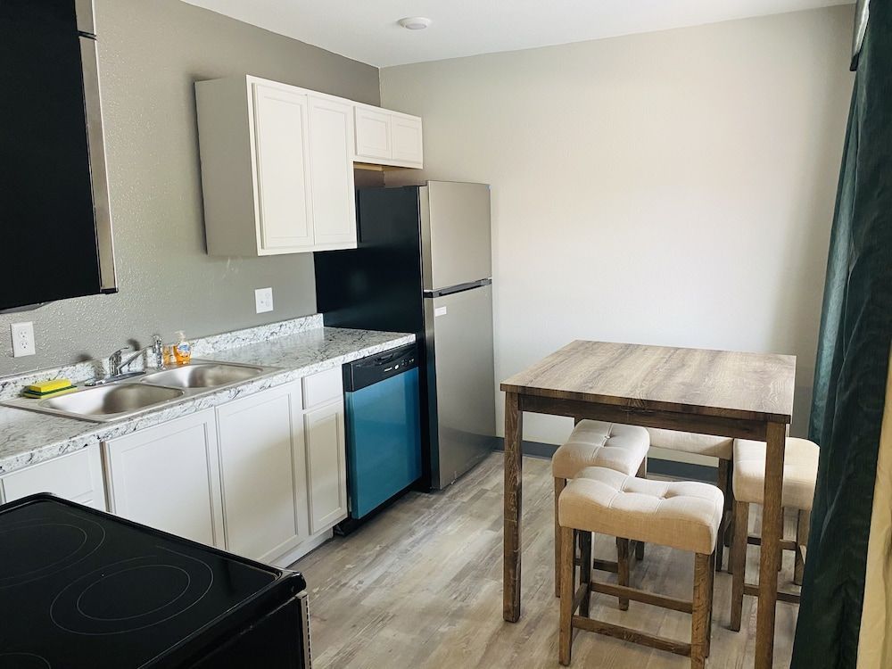 Ozark Inn & Suites 2