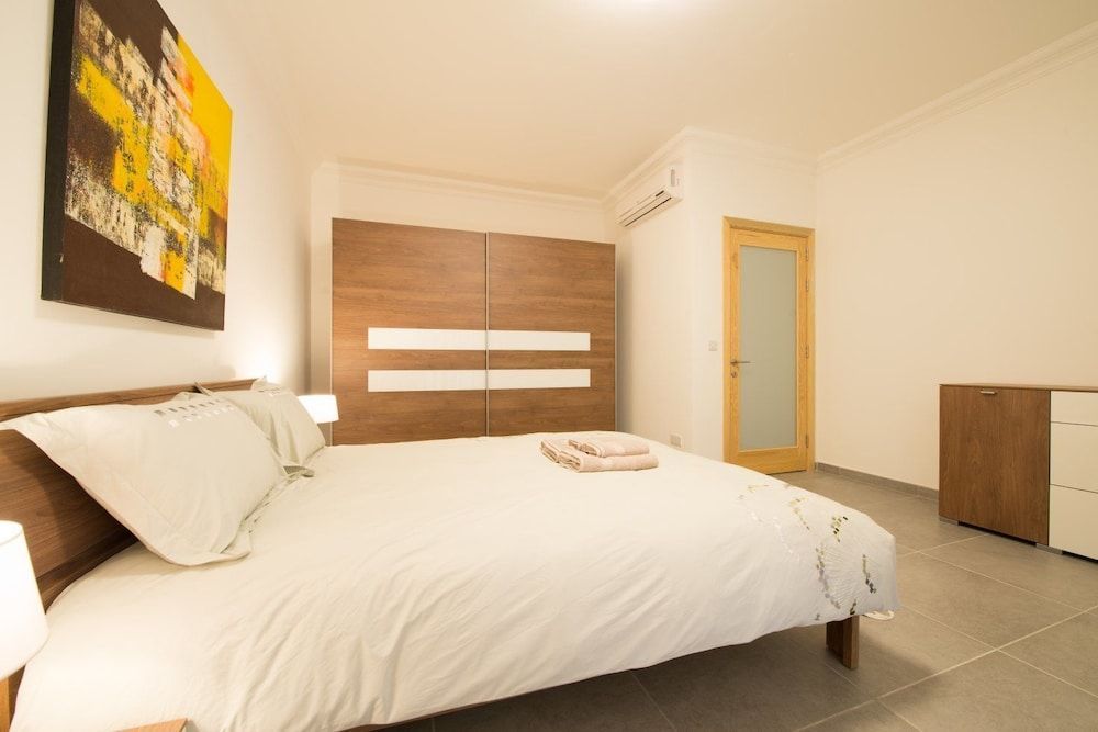Seafront Luxury Apartment, Pool and Great Location 2