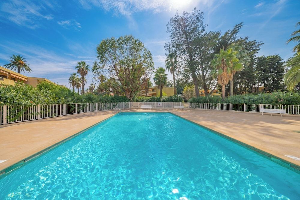 Les 15 Pins & La Mer - Riviera Escape Apartments with Pool & Garden 1