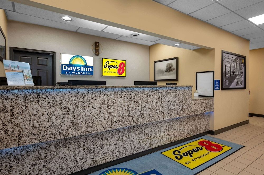 Super 8 by Wyndham Perrysburg-Toledo 2