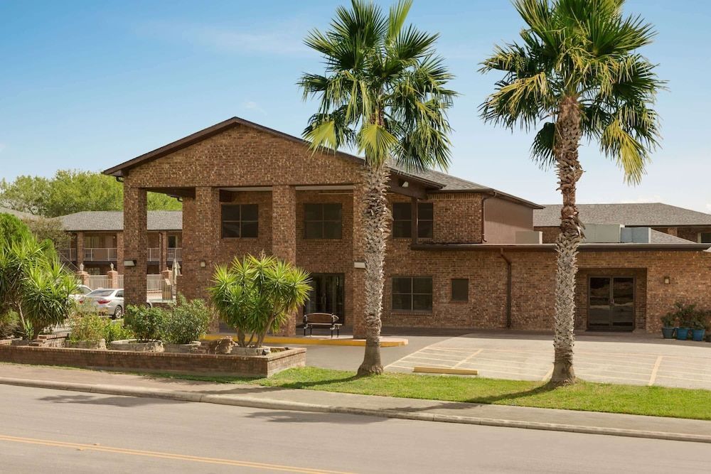 Super 8 by Wyndham Universal City 1