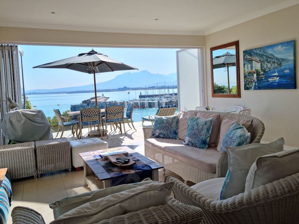 'The View' on Bikini Beach, Seafront, 2 bedroom, Sleeps 4 2