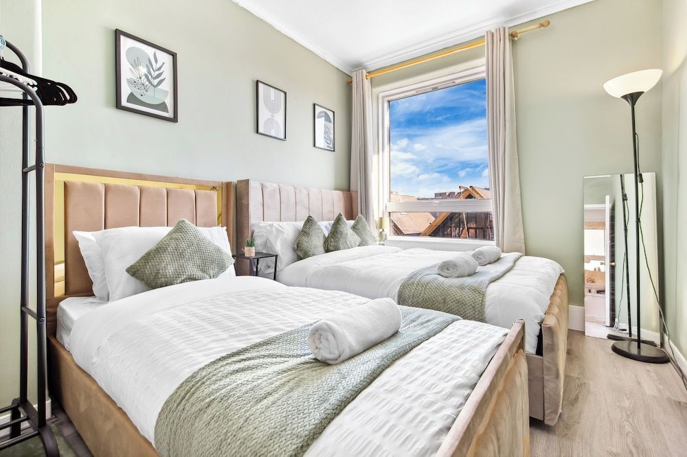 Modern 2-Bed Apartment Sleeps 7 2