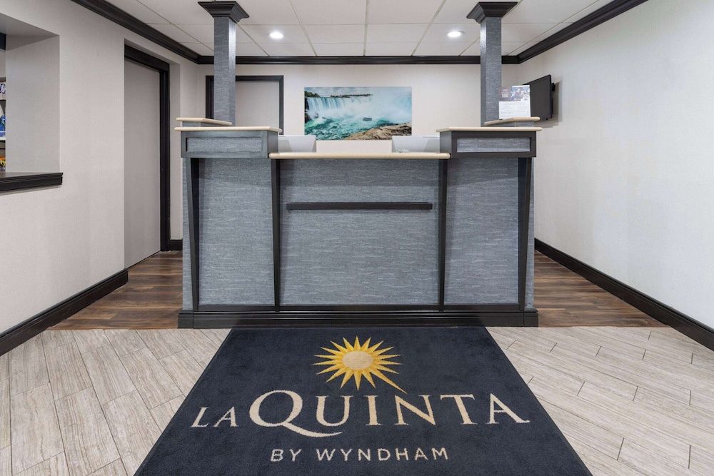 La Quinta Inn by Wyndham Buffalo Airport 2