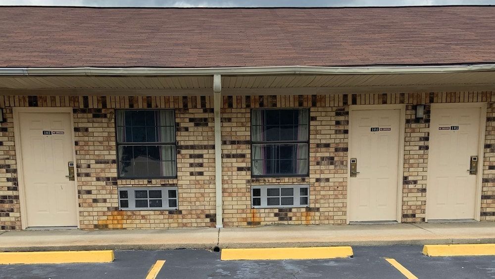 Luxury Inn Forrest City 1