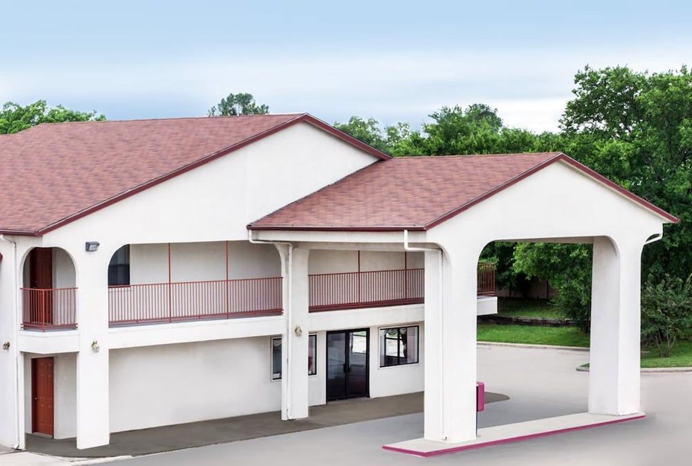 Deluxe Inn Denton 1