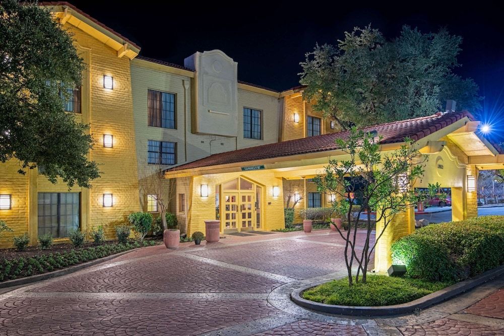La Quinta Inn by Wyndham San Antonio I-35 N at Toepperwein 1