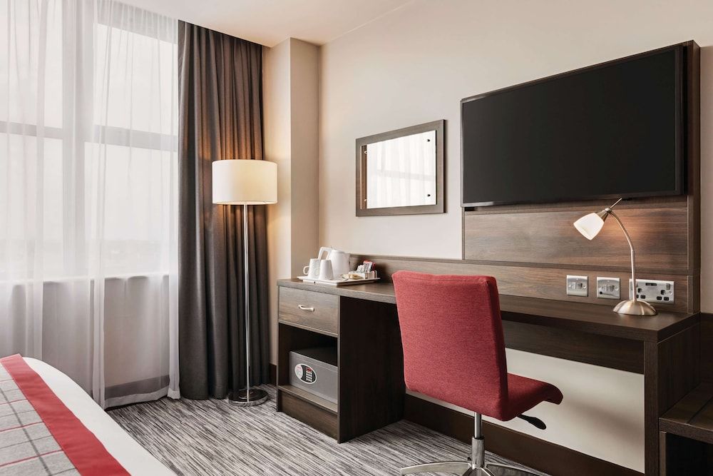 Ramada by Wyndham Leeds East 1