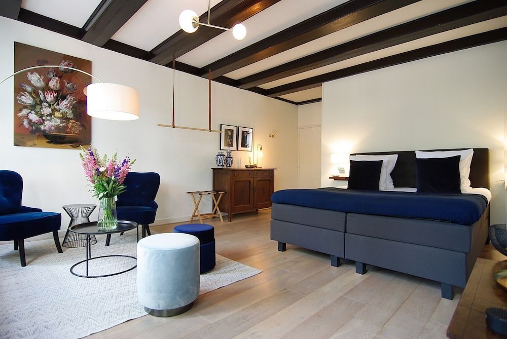 1637: Historic Canal View Suites 1