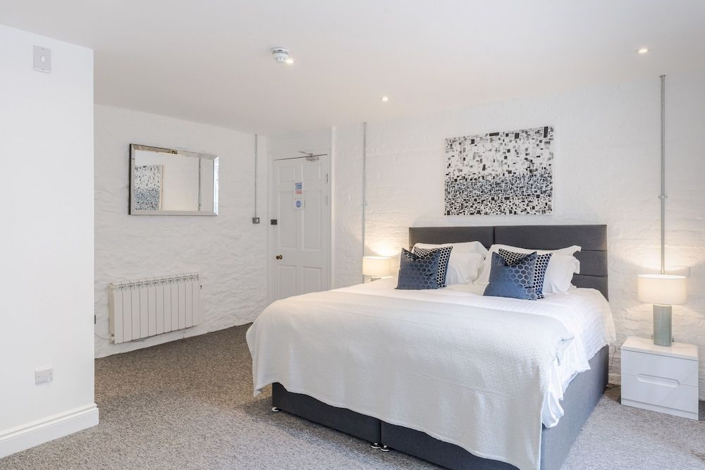 4 Berkeley Square I Boutique Apartments 2