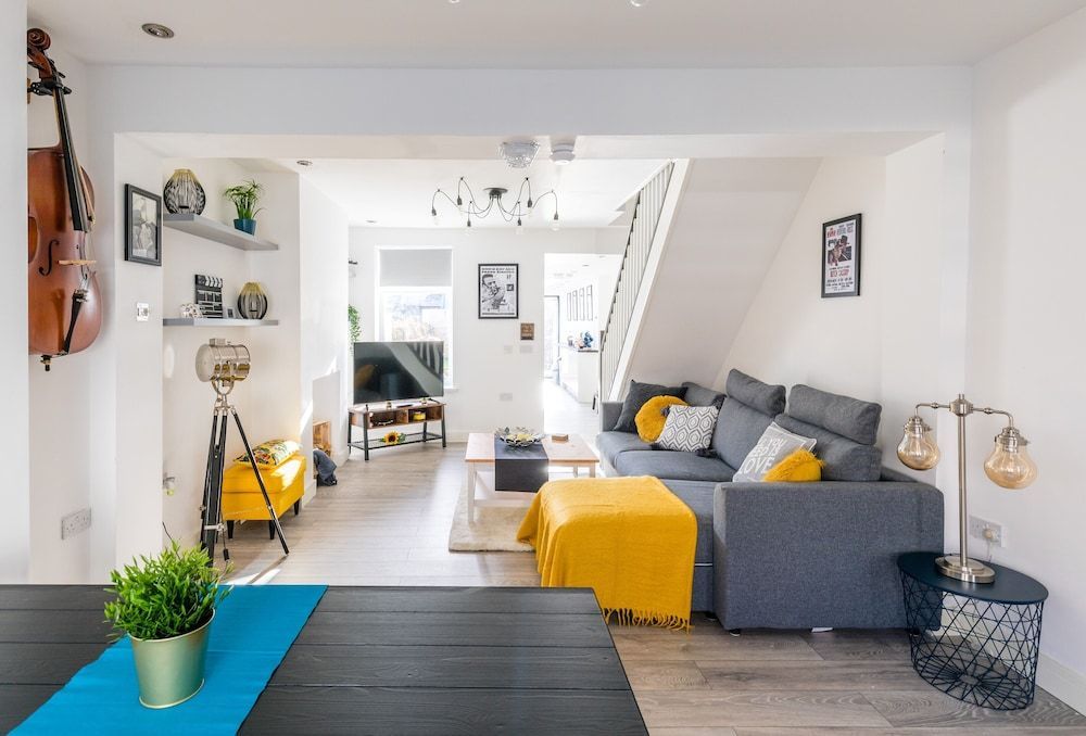 Hollywood House - Sleeps 10 Guests 1