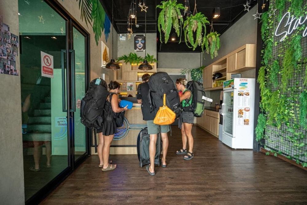 Patong Poshtel 2