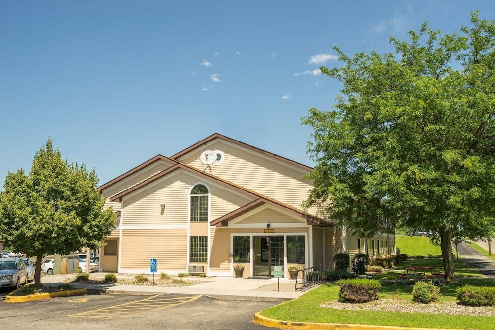 Super 8 by Wyndham Red Wing 1