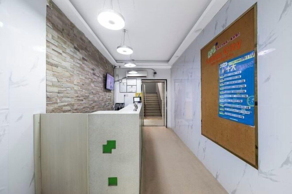 Red House Hotel (Shanghai Red House Hospital Lujiabang Road Subway Station Branch) 2