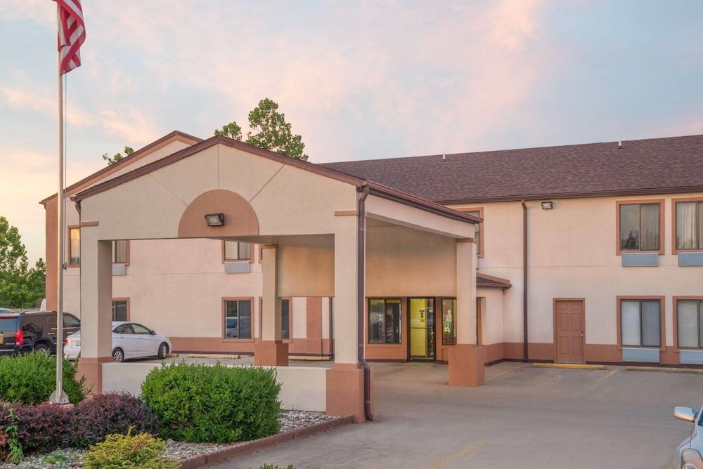 Super 8 by Wyndham Vincennes 1