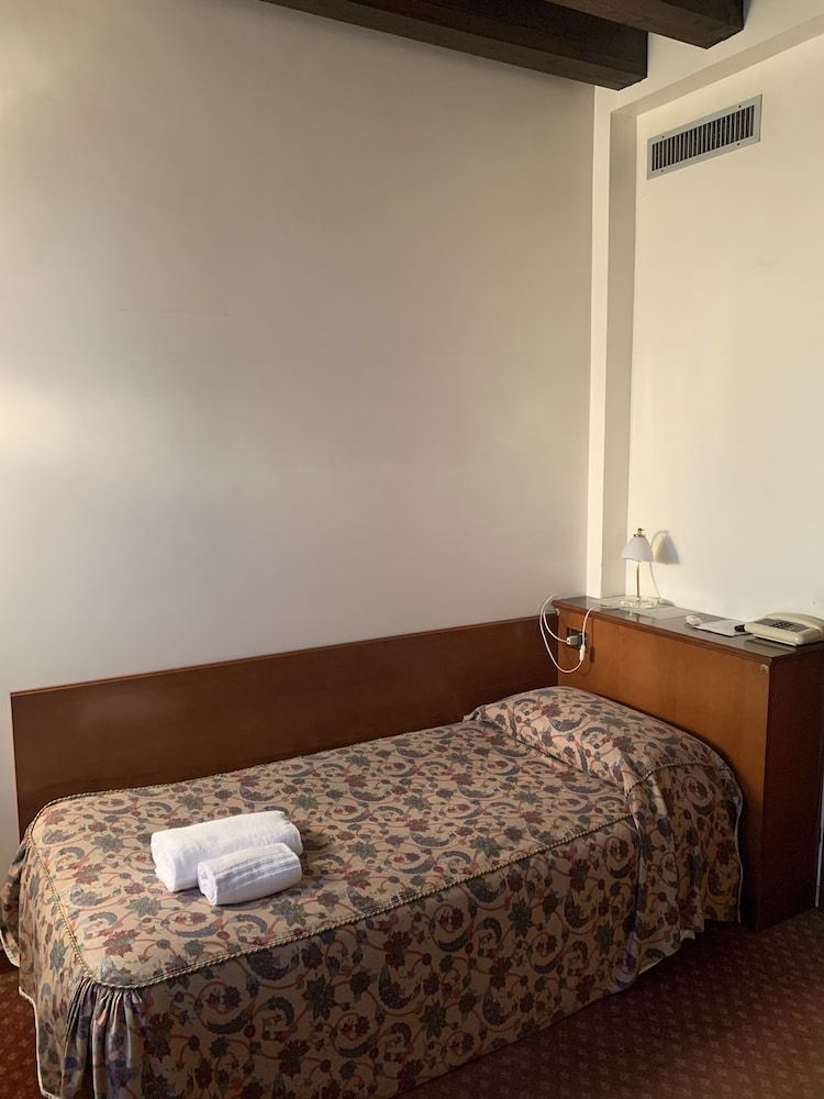 Hotel Villa Sara with pool and parking near Venice 2
