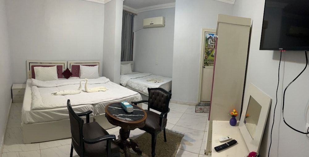 Falcon pyramids inn 1