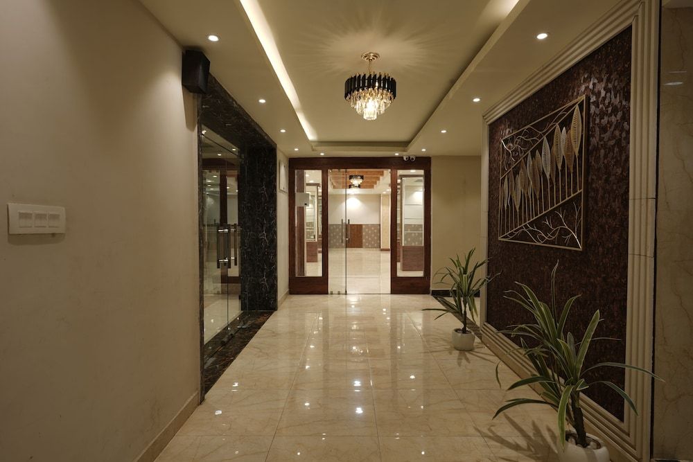 The Golden Crown Hotel Banquet & Cafe 2