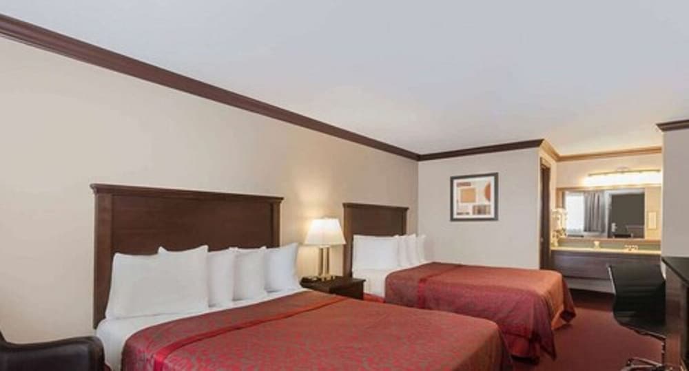 Days Inn by Wyndham Auburn 2