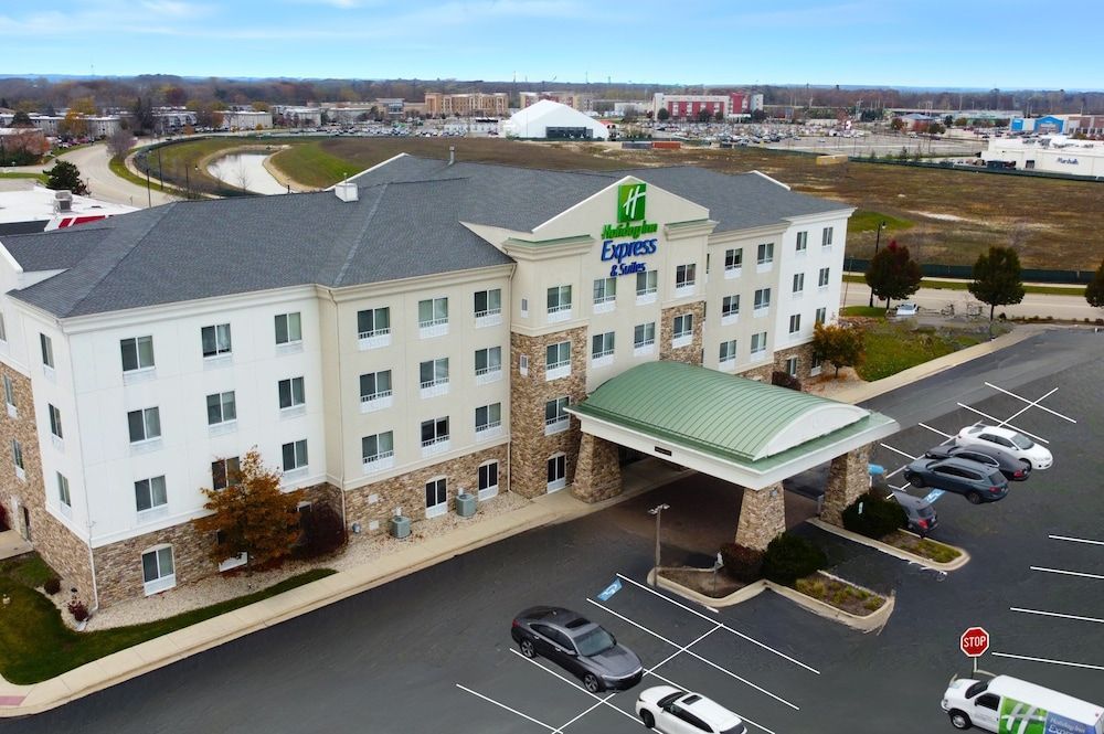 Holiday Inn Express & Suites CHICAGO NORTH-WAUKEGAN-GURNEE by IHG 1