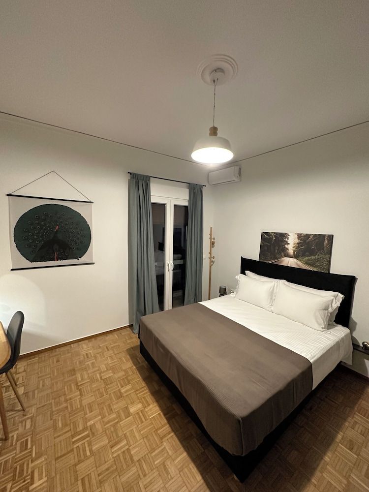 Stylish Apartment in Thissio l Dedicated Workspace 2