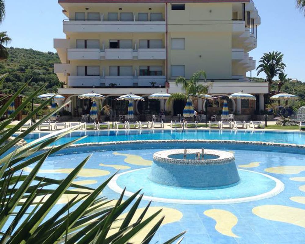 Cliffs Hotel 1