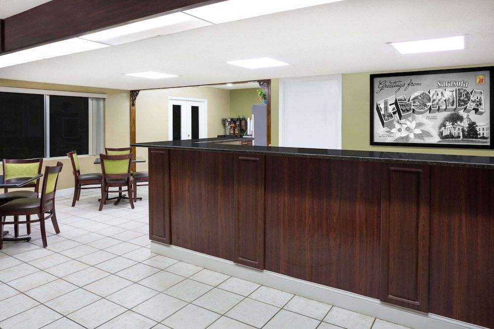 Super 8 by Wyndham Sarasota Near Siesta Key 2